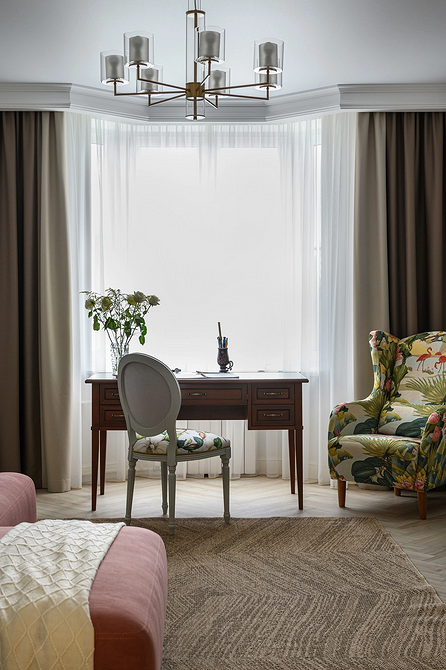 Елегантне крісло в сучасному інтер'єрі: дизайн та матеріали для комфорту.