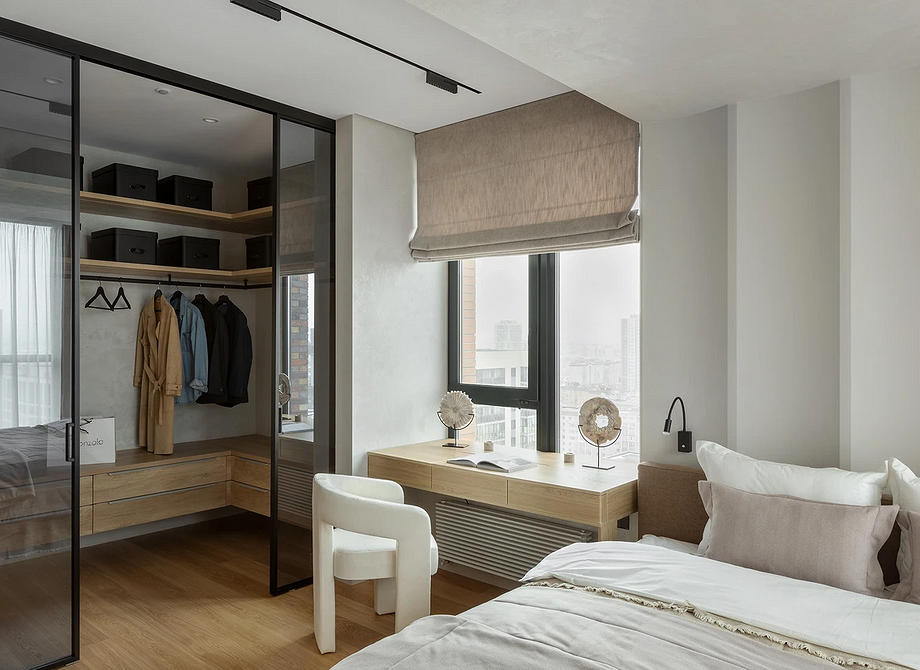 Сучасне крісло в спальні, стильний дизайн та комфортне місце для релаксу.