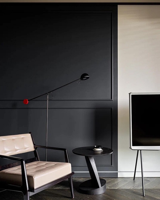 Крісло з м'якою оббивкою та зручною спинкою для комфортного читання