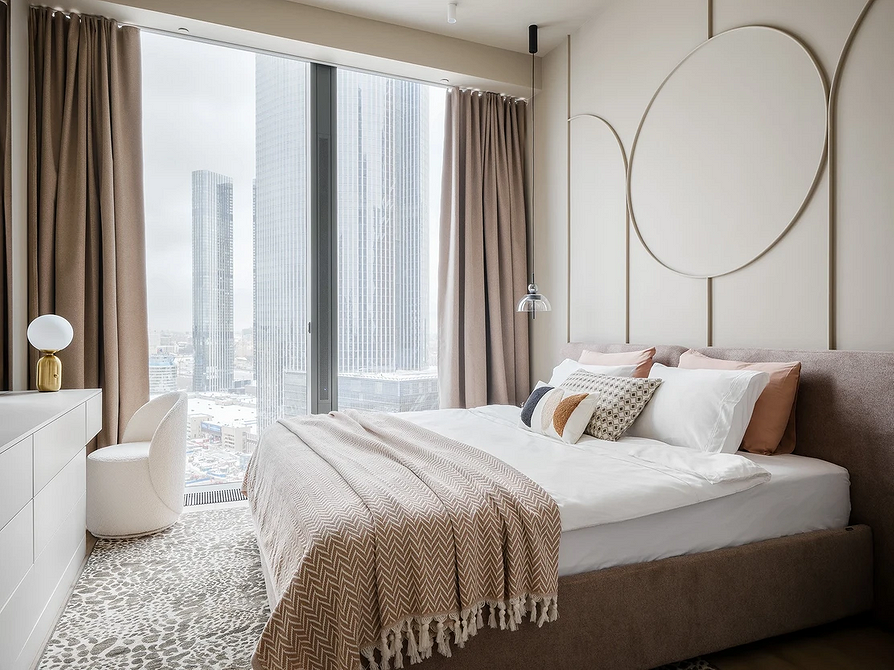 Крісло з високою спинкою у вітальні, елегантний дизайн та комфортне сидіння.