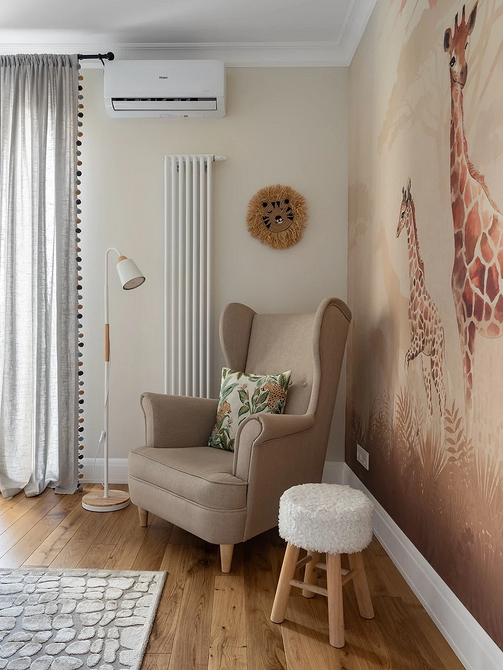 М'яке крісло з текстильною оббивкою, ідеальне місце для відпочинку та релаксу