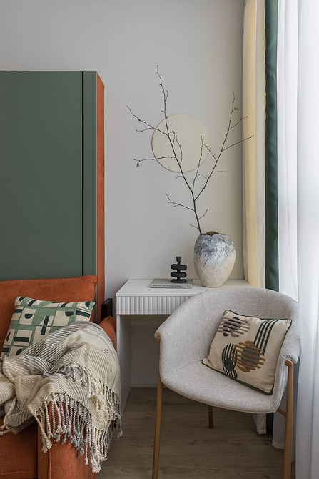 Затишне крісло з подушками в сучасному інтер'єрі вітальні, як елемент дизайну.