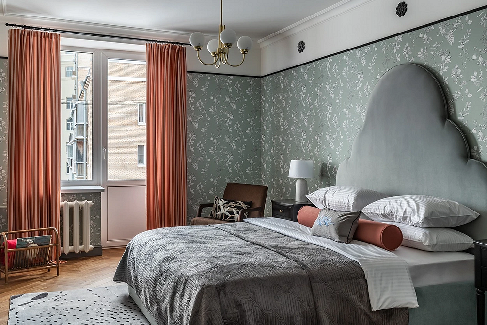 Шкіряне крісло в кабінеті, солідний дизайн та зручне робоче місце.