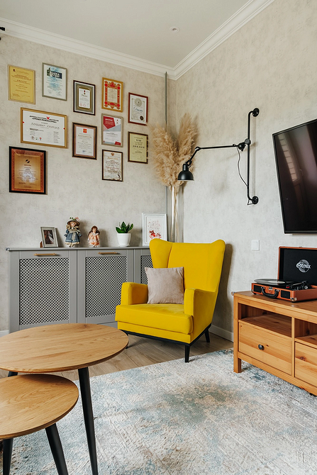 Крісло незвичайного дизайну в інтер'єрі, акцент у дизайні кімнати, меблі для дому.