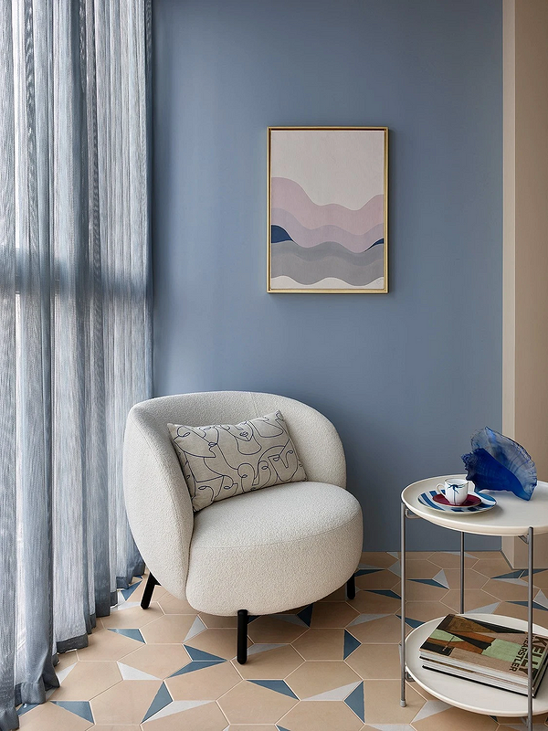 Крісло-гойдалка в дитячій кімнаті, місце для відпочинку та релаксу.