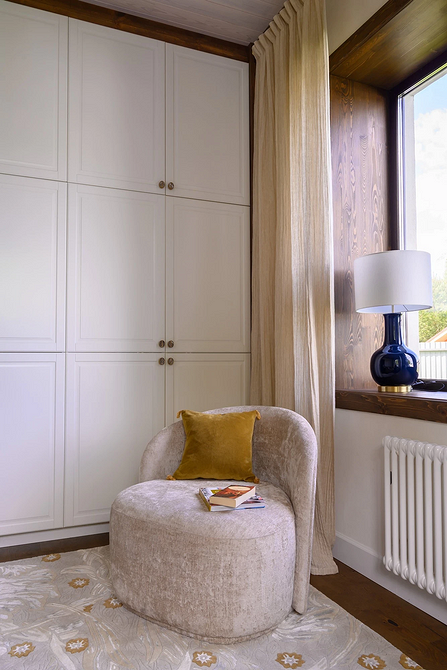 Сучасний дизайн крісла з тканиною, що гармонійно доповнює інтер'єр кімнати