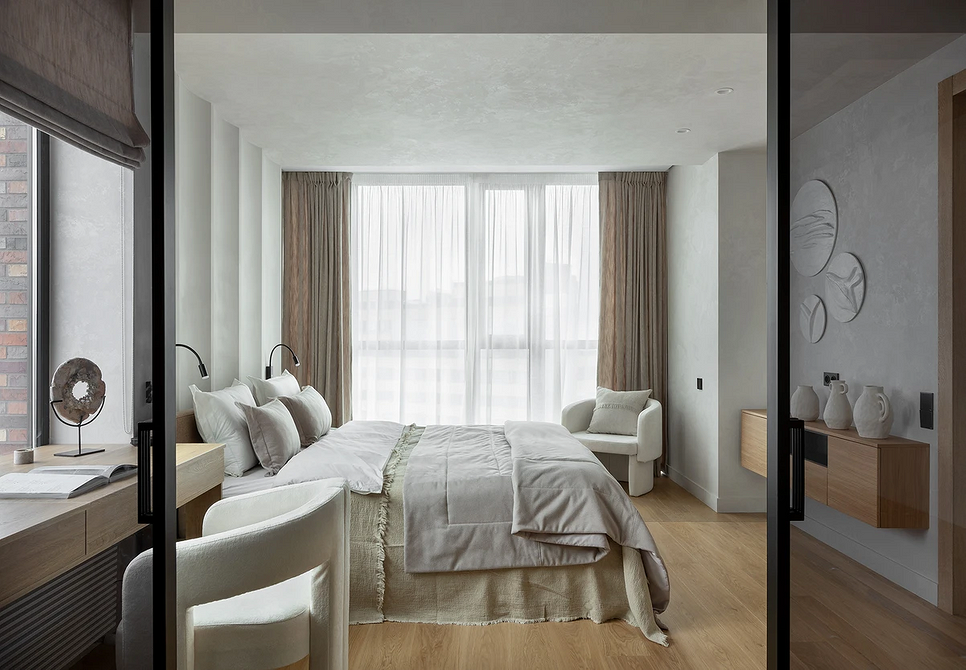 Крісло біля каміна у вітальні, ідеальне місце для відпочинку та релаксації.