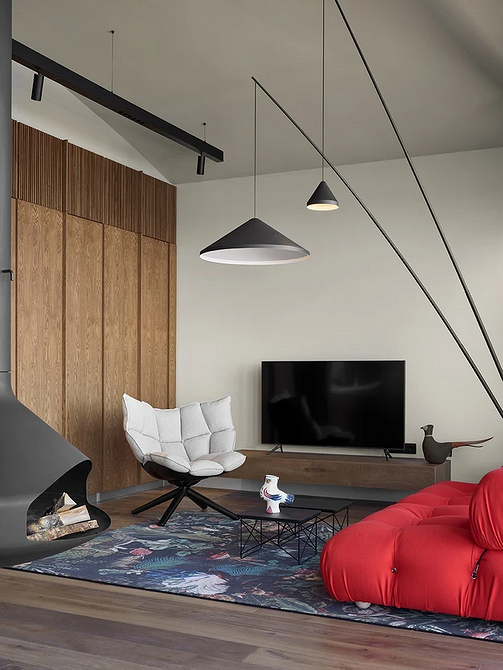 Зручне крісло в спальні біля вікна, частина дизайну інтер'єру кімнати