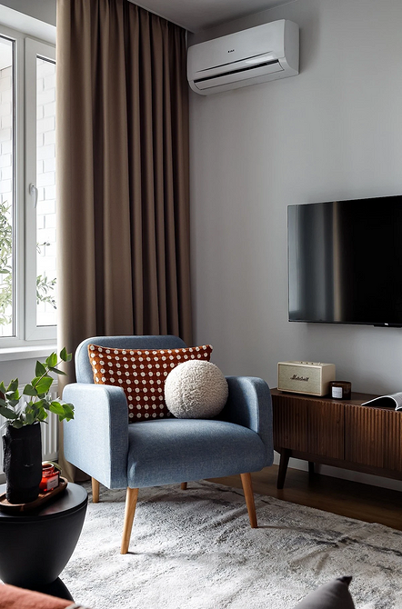 Зручне крісло біля каміна, ідеальне місце для зимових вечорів.