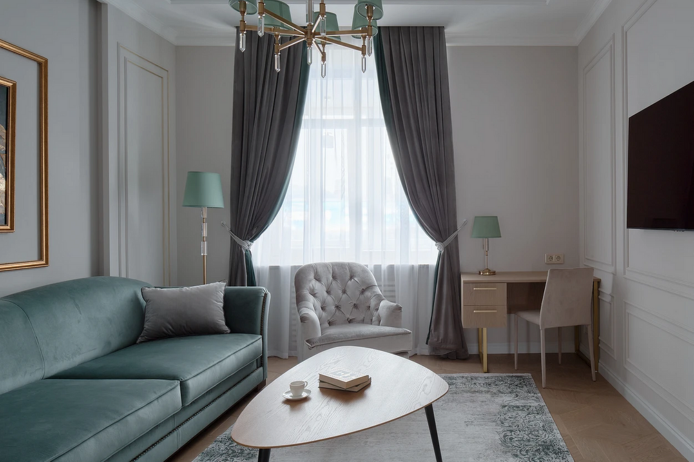 Стильне крісло з високою спинкою у світлому інтер'єрі, вибір крісла для дому.