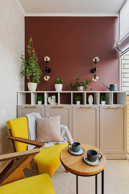 М'яке крісло в прихожій для комфортного взування та очікування, практичний елемент інтер'єру.