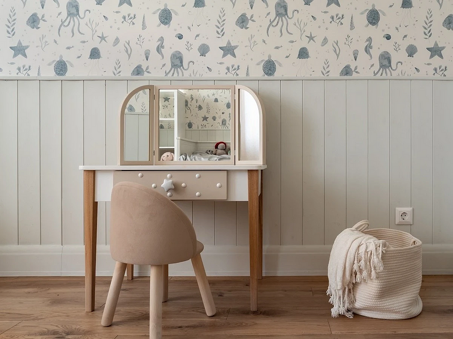 Стильне крісло в інтер'єрі спальні, гармонійне поєднання кольорів та форм