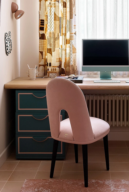Елегантне крісло в інтер'єрі з акцентом на колір та комфортну оббивку