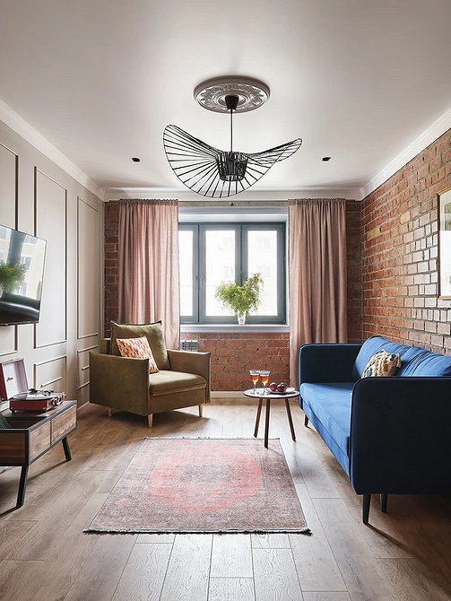 Елегантне крісло з високою спинкою в кабінеті, додає солідності.