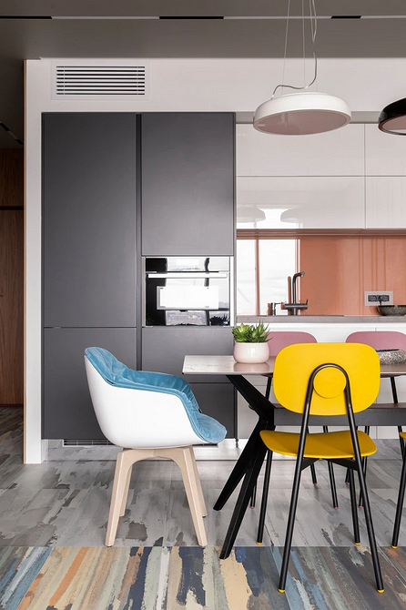 Крісло з яскравою оббивкою у вітальні, акцентний елемент дизайну інтер'єру.