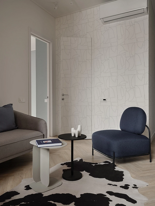 Зручне крісло біля вікна з видом на зелень, місце для відпочинку вдома.