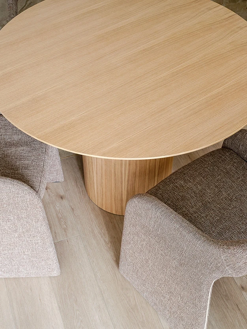 Крісло в інтер'єрі вітальні, що створює затишний куточок для читання