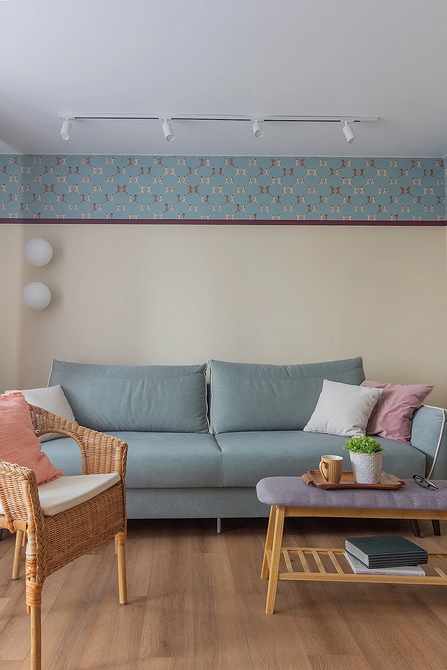 Стильне крісло в сучасному інтер'єрі вітальні з журнальним столиком