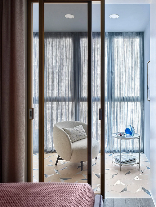 Крісло з яскравою оббивкою в дитячій кімнаті, місце для ігор та читання казок.