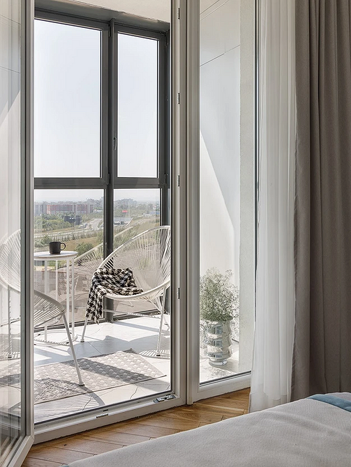 Сучасне крісло з високою спинкою у світлому інтер'єрі вітальні, елегантний дизайн.