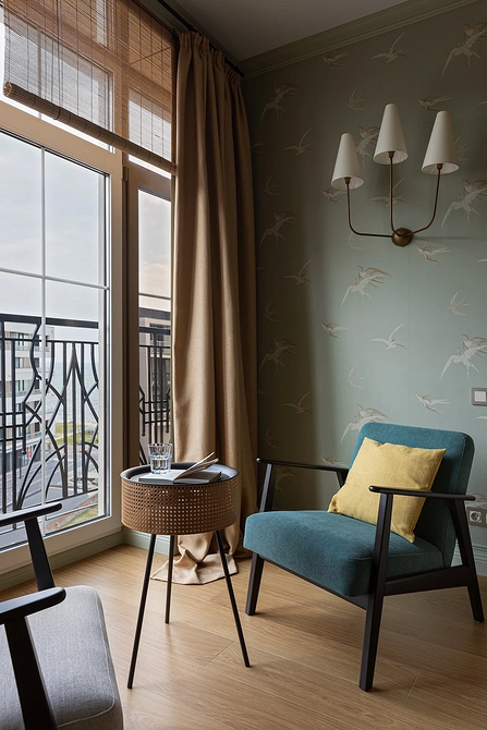 Стильне крісло з оригінальним дизайном оббивки, що підкреслює інтер'єр