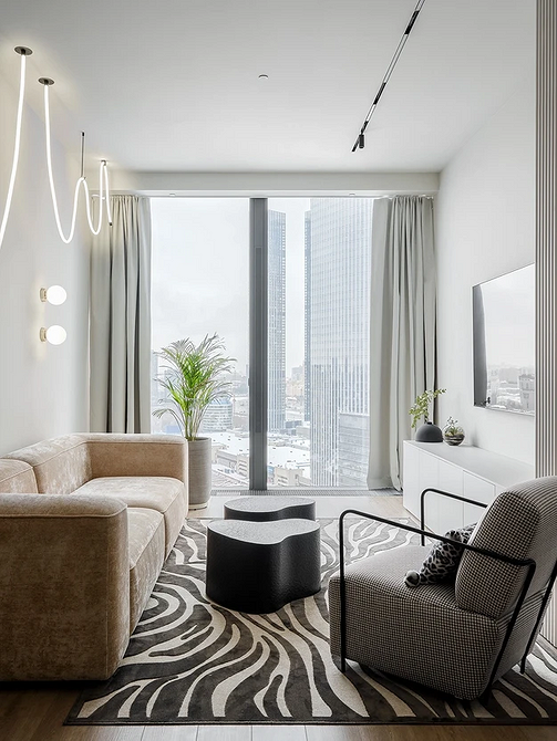 Яскраве крісло у вітальні як акцент дизайну інтер'єру, додає стилю