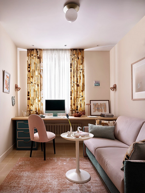 Елегантне крісло в класичному дизайні інтер'єру з подушками та декором