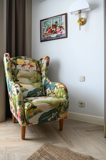 Сучасне крісло з металевими ніжками в мінімалістичному інтер'єрі, вибір меблів.