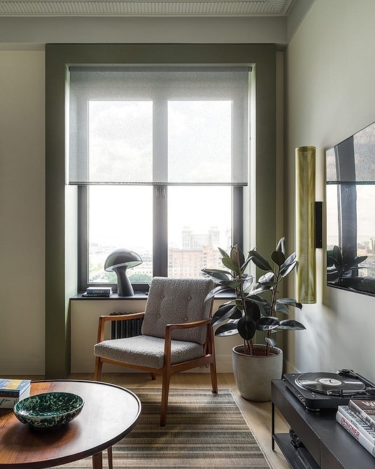 Крісло з високою спинкою в сучасному інтер'єрі, частина дизайну кімнати