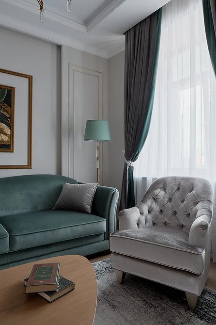 Крісло в інтер'єрі спальні, що гармонійно поєднується з дизайном кімнати