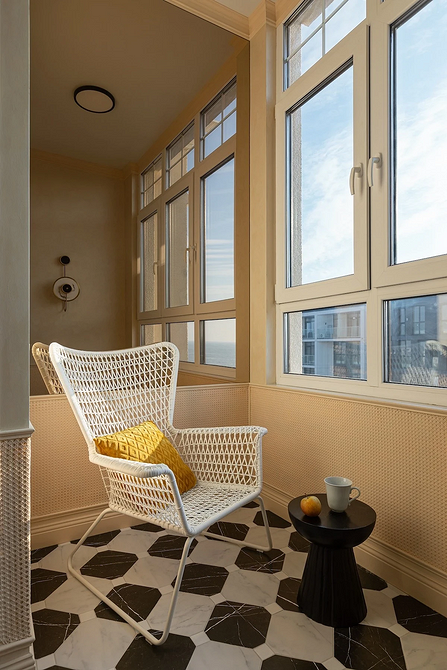 Зручне крісло біля каміна в зоні відпочинку, ідеальне місце для зимових вечорів.