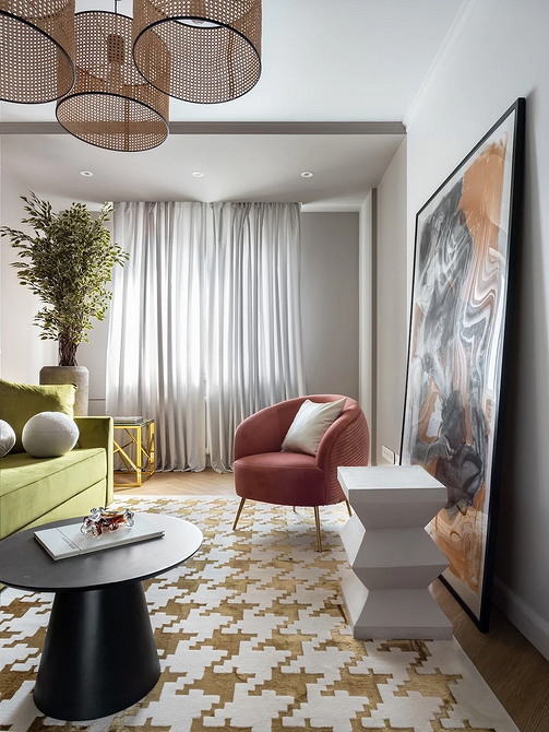 Крісло з дерев'яними підлокітниками в скандинавському стилі, мінімалізм та затишок.