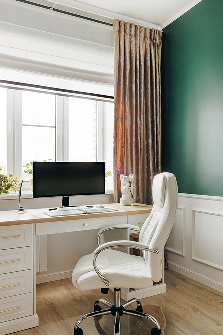 Сучасне крісло в інтер'єрі вітальні, поєднання стилю та комфорту.