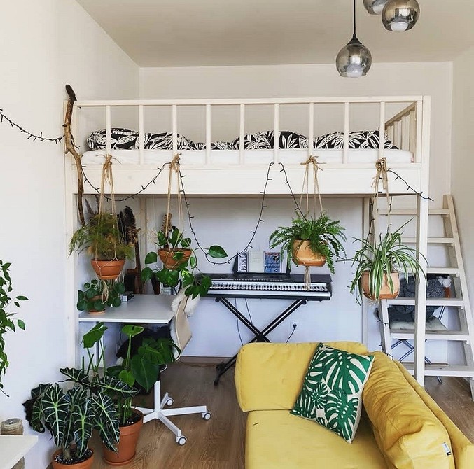 Ліжко-горище з робочою зоною: сучасний дизайн для дитячої кімнати, економія простору.