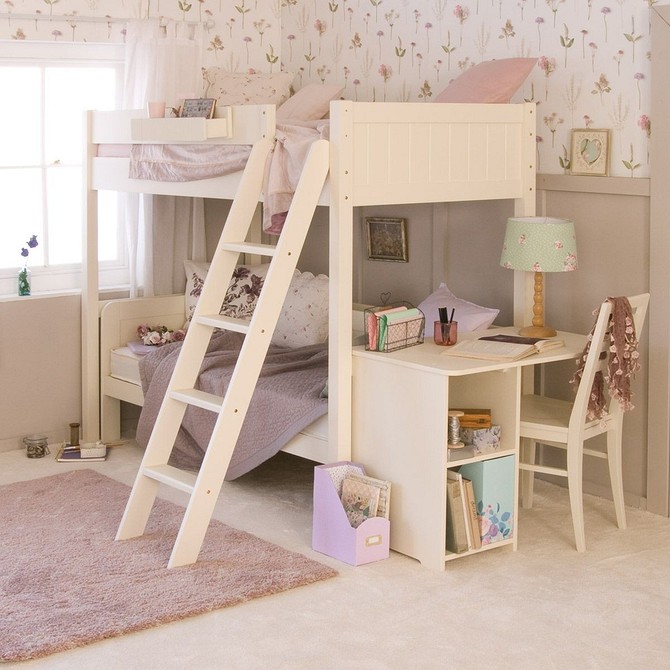 Стильне ліжко горище з металевими сходами та робочою зоною внизу.