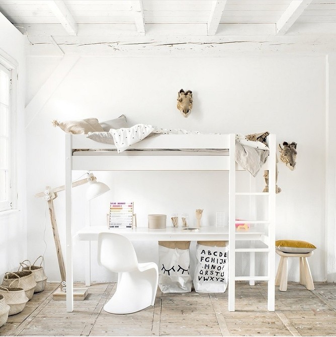 Світле ліжко-горище з великим вікном в сучасній дитячій кімнаті.