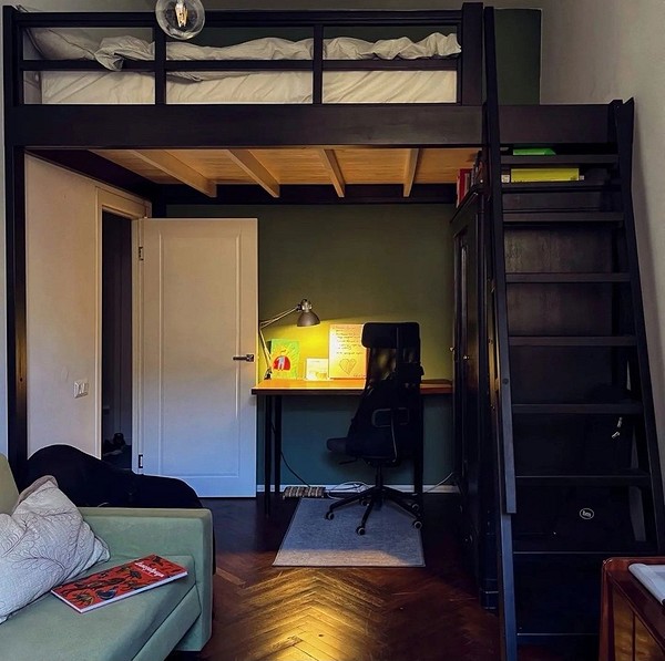 Дизайн ліжка горища зі столом: організація простору для школяра в невеликій кімнаті.