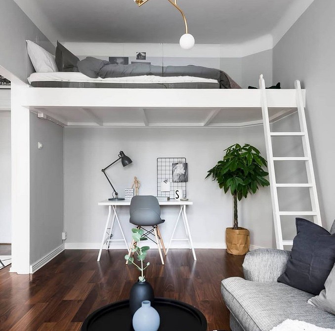 Дитяче ліжко-горище з робочим столом: функціональні меблі для маленької квартири.