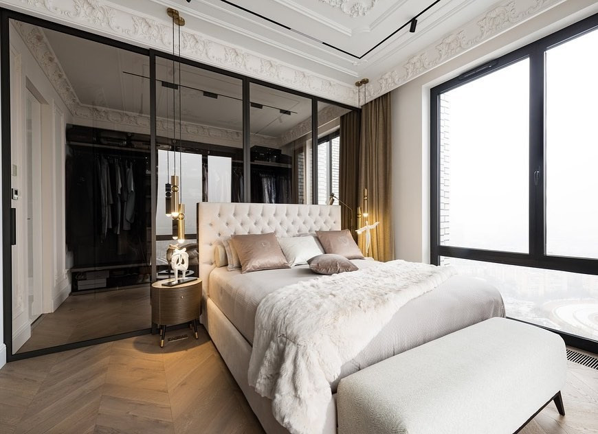 Сучасна спальня з ліжком з м'якою спинкою, оббитою тканиною букле.