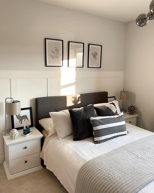 Елегантне ліжко з м'яким узголів'ям в світлих тонах для гостьової кімнати