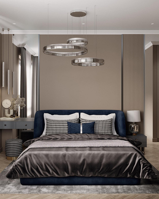 Елегантна спальня з ліжком з м'яким узголів'ям та прикрасами в золотих тонах.