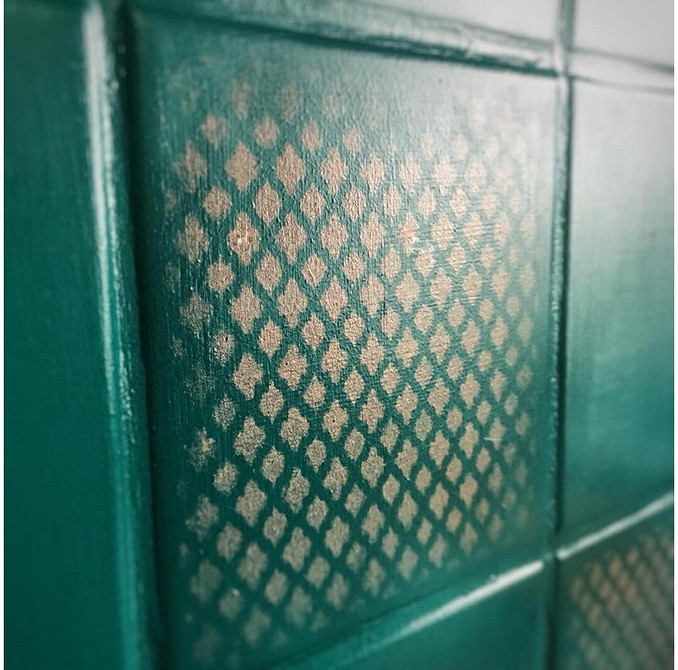 Надихаючі приклади DIY реставрації ліжка, столу та кухонного фартуха в інтер'єрі.