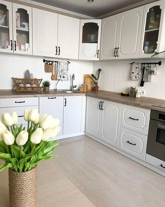 Оновлена ліжко, стіл та кухонний фартух: ідеї реставрації меблів своїми руками.