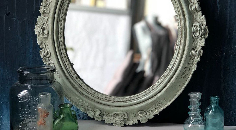 Оновлена спальня: ліжко, стіл та кухонний фартух після реставрації своїми руками.