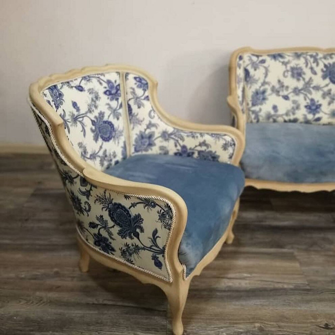 Оновлення інтер'єру: ліжко, стіл, кухонний фартух, які отримали друге життя після реставрації.