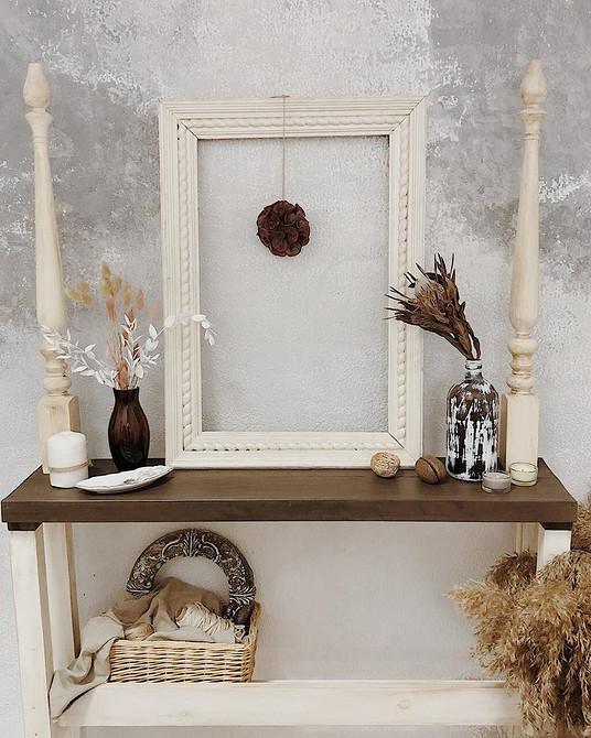 Оновлення старих меблів своїми руками: ліжко, стіл та кухонний фартух отримали нове життя.