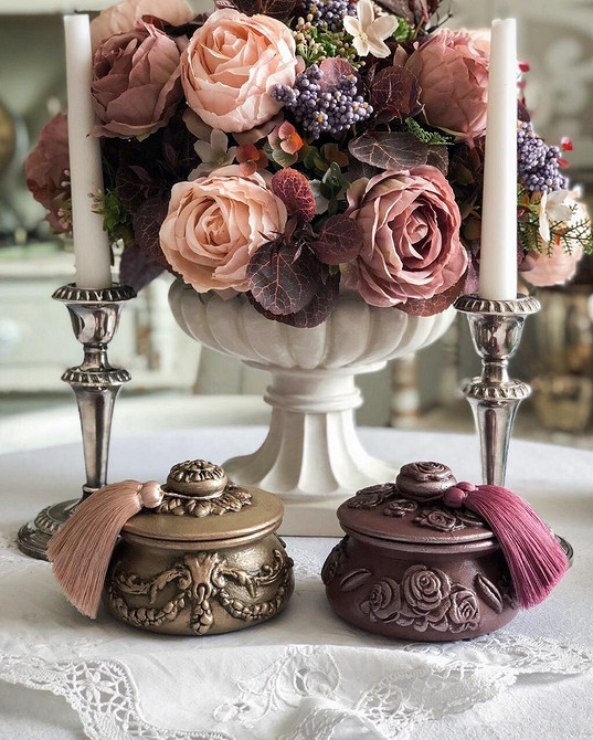 Ідеї для декору ліжка, столу та кухонного фартуха: оновлення старих меблів з мінімальним бюджетом.