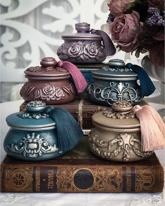 Реставроване ліжко, стіл, кухонний фартух: приклади перетворення старих меблів своїми руками.