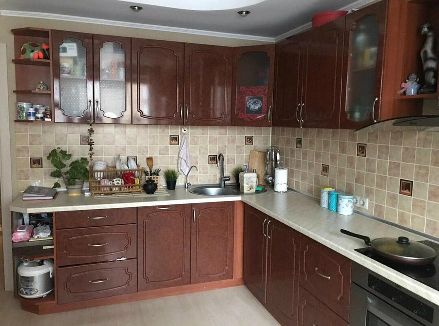 Оновлений стіл, ліжко та кухонний фартух: бюджетні рішення для декору меблів.