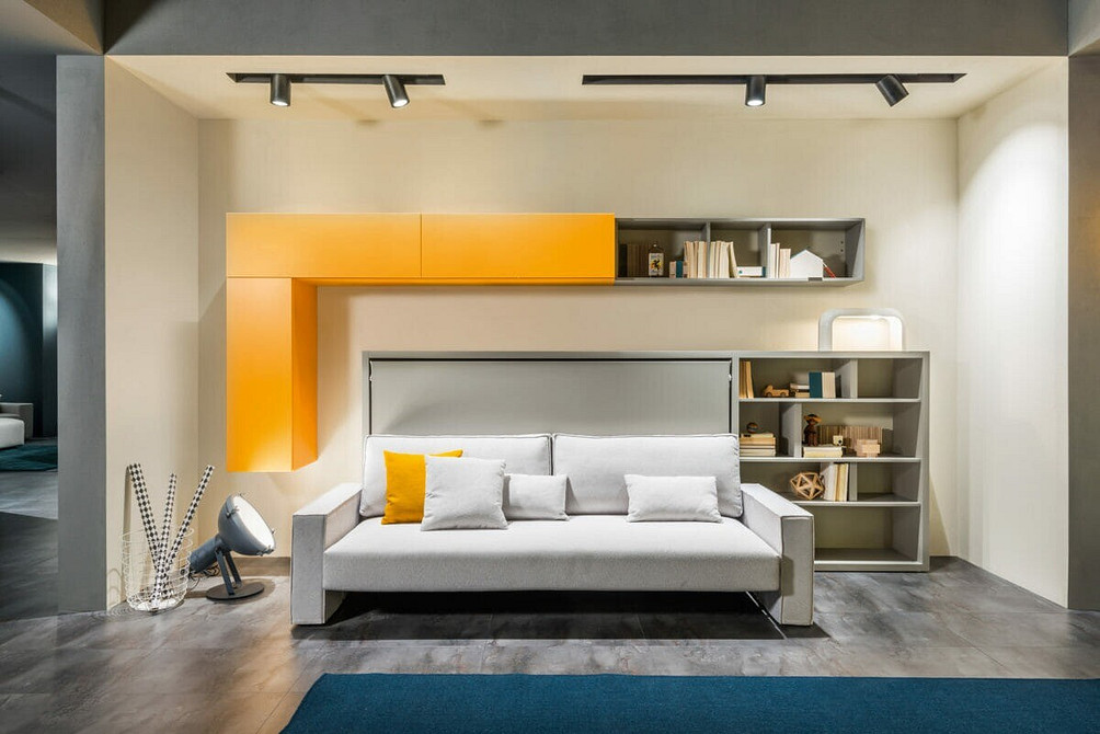 Розкладне ліжко-трансформер, вбудоване в шафу, - ідеальне рішення для невеликих приміщень.